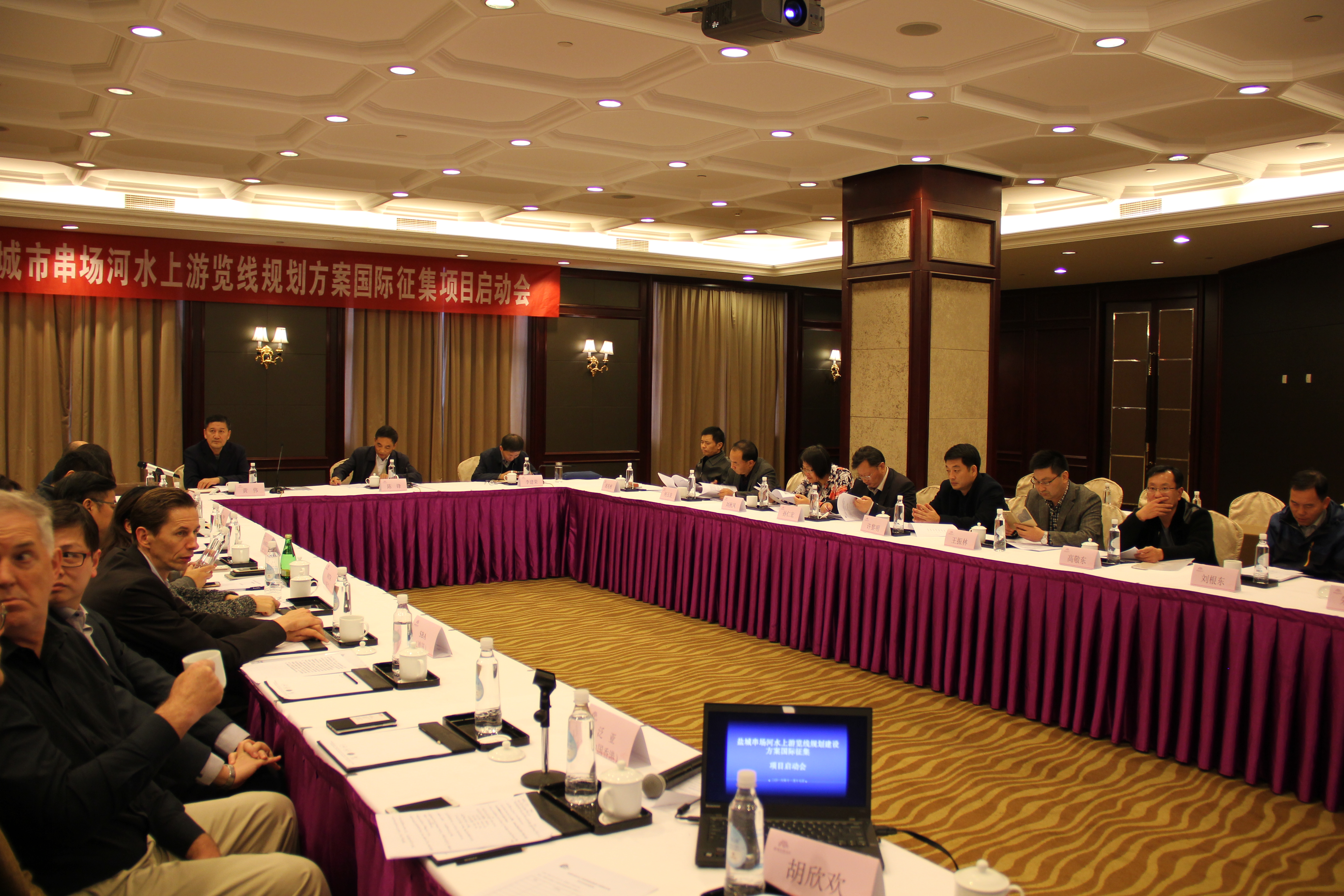 117圖為鹽城城投串場(chǎng)河水上 游覽線方案國際征集啟動(dòng)會(huì)現(xiàn)場(chǎng)。.JPG